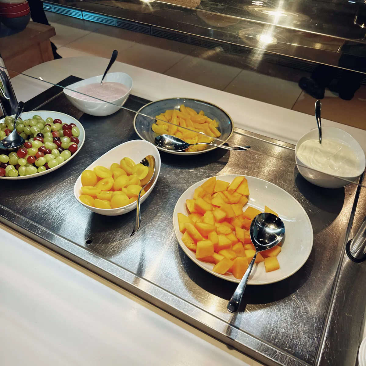 Food & Drinks at the British Airways Club Lounge at Gatwick