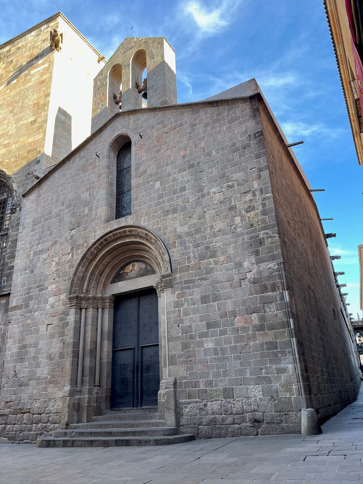 Thinking of the narrow streets of the Gothic Quarter
