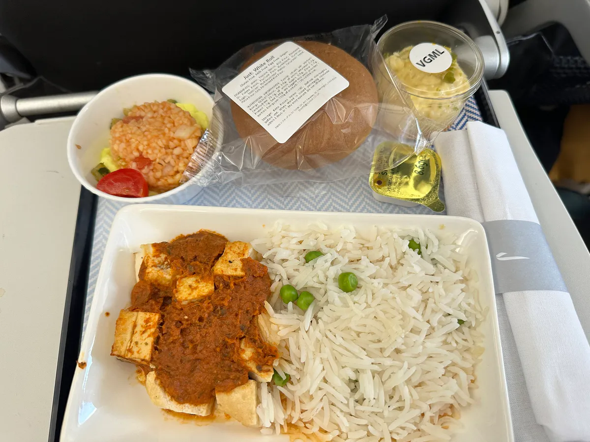British Airways vegan tray with curry, rice, roll, and pudding
